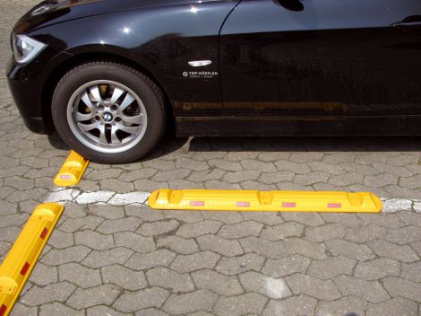 Żółty ogranicznik parkingowy z zestawem mocującym - 3